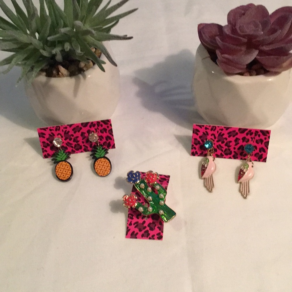Earrings & Brooch Lot.